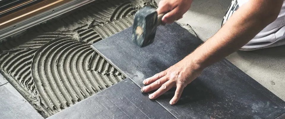 Posa di piastrelle con adesivo sul massetto