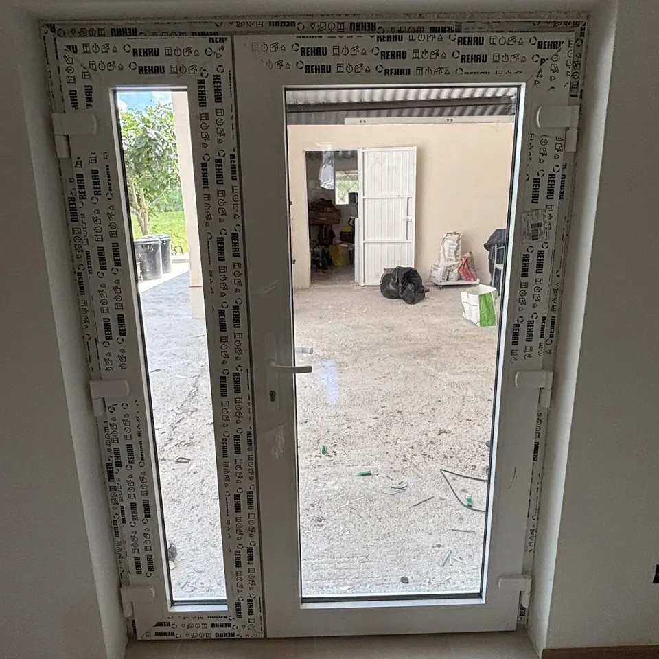 Porta-finestra in PVC in fase di installazione